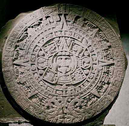 Календарный камень ацтеков на базальтовой плите размером 3,6 м. Был обнаружен в Мексике отрядом Кортеса в 1519 году. В центре изображено Солнце, окруженное двадцатью днями месяца.