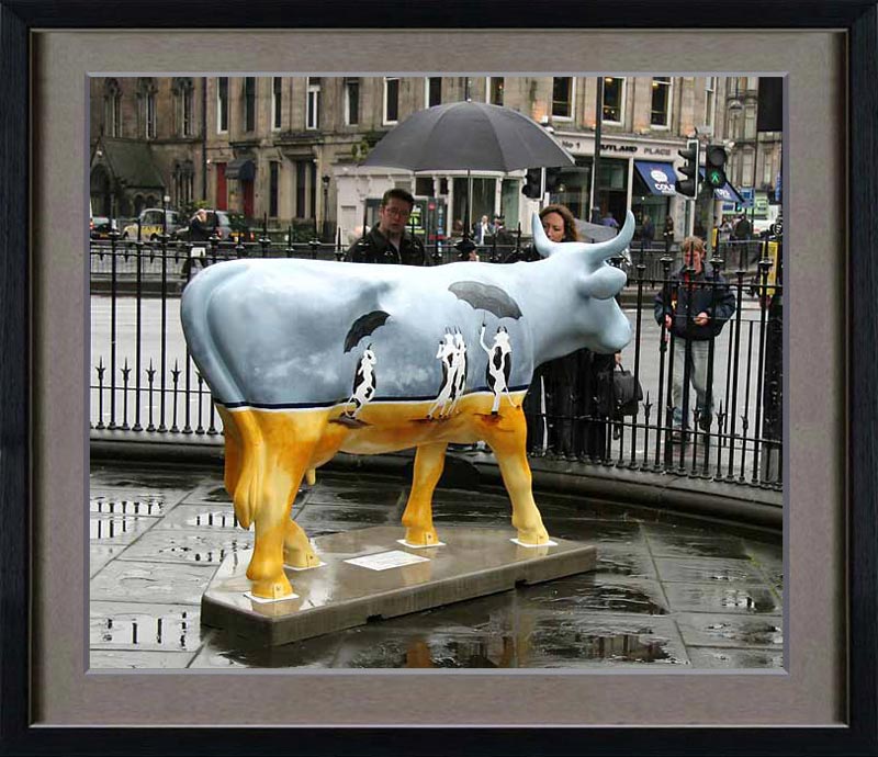 Edinburgh CowParade (May 15 to July 23 2006). West End of Princes Street. Cow standing beside St John’s Church –  Black umbrellas on the cow and in the background. Cow:  “Jones Lang LaFriesian”.  Inspired by Jack Vettriano’s painting «The Singing Butler». Copyright: Peter Stubbs (Scotland, Edinburgh).