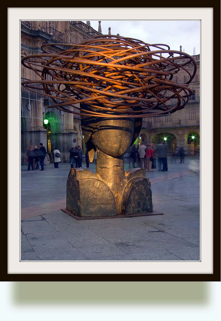 Manolo Valdés (b. 1942 in Valencia, España). Escultura de gran formato  en la Plaza Mayor de Salamanca, Castille and Leon, España. 2008. Bronce. 