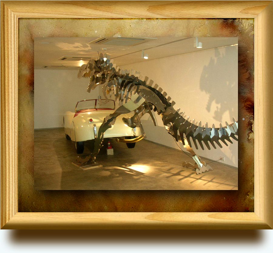 Sudarshan Shetty (b. 1961 in Mangalore, India. Currently based in Mumbai). No Title (from «Love»). 2006. Stainless steel, automative paint and fiberglass. 211×505×265 cm and 125×430×150 cm. Is installed in Bodhi Art Gallery, Mumbai, Maharashtra, India.