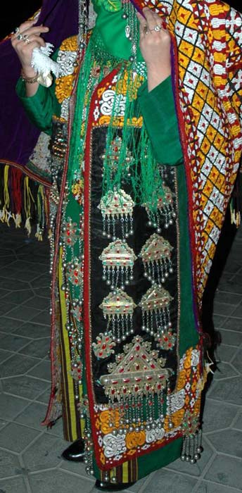 Туркменская невеста в традиционном облачении. Источник заимствования http://etno.environment.ru/news.php?id=45