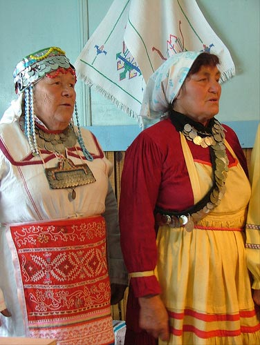 Чувашские женщины с металлическими нагрудными украшениями