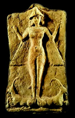 Анат — в западносемитском пантеоне богиня, связанная с сексом и войной, занимает место Дочери в типичном для семитов 4-членном пантеоне ‘Отец–Мать–Дочь–Сын’. Согласно найденной в Угарите «Песне о Баале», Анат была сестрой и любовницей Баала. После похищения Баала богом Нижнего Мира Мотом Анат и ее подруга богиня солнца Шапаш спускаются в преисподнюю, где Анат силой побеждает Мота и освобождает брата. Описана также сцена избиения богиней людей, собравшихся на пир. Эпитет Анат — ‘Девица’. Считается (ср. Артемида), что Анат сохраняла девственность, несмотря на активную половую жизнь, в том числе с собственным братом. Богиня также почиталась в Египте, куда этот культ предположительно завезли гиксосы. Фараон Рамзес, бившийся с хеттами при Кадеше, звал себя “любимец Анат”. Богиня часто упоминается в Ветхом Завете. Исследователь религии и мифологии Рафаэль Патай полагал, что ‘Царица Неба’, культ которой включал в себя выпечку пирожков, совпадала с Анат. Также Рафаэль Патай утверждал, что эпитет ‘Ашторет’, означающий нечто вроде “ее утробы” (she of the womb), от которого произошло эллинизированное имя ‘Астарта’, принадлежал либо богине-Матери Ашере, либо Анат. Источник заимствования: ————— http://ru.wikipedia.org/wiki/Анат