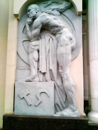  Манизер М.Г. (1891–1966) барельеф на здании Петровского пассажа в Москве.
