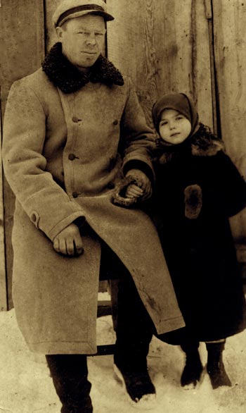 Иван Ефимович Кириченко (1906–1943) с дочерью Нюсей. Посёлок Земляное Верхне-Тавдинского района Свердловской области.