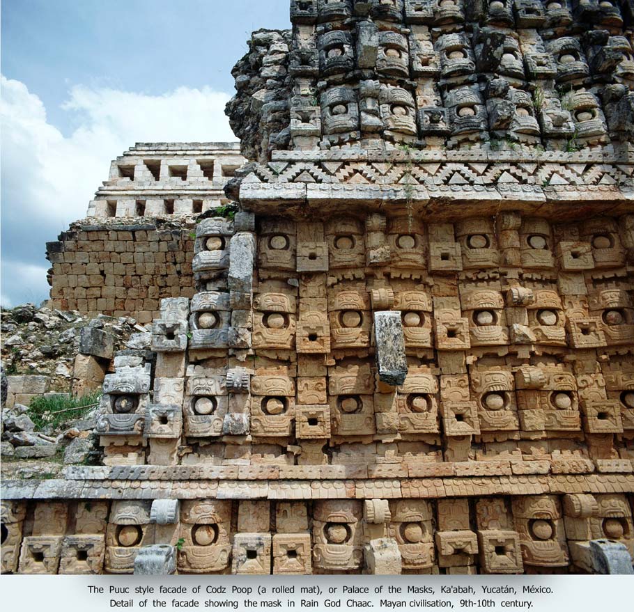 Zona arqueolgica de Kabah, ruta Puuc. Estado de Yucatán, México. Una de las fachadas más impresionantes de la arquitectura maya es el Templo de las Máscaras. 250 mascarones del dios Chaac decoran la fachada poniente.